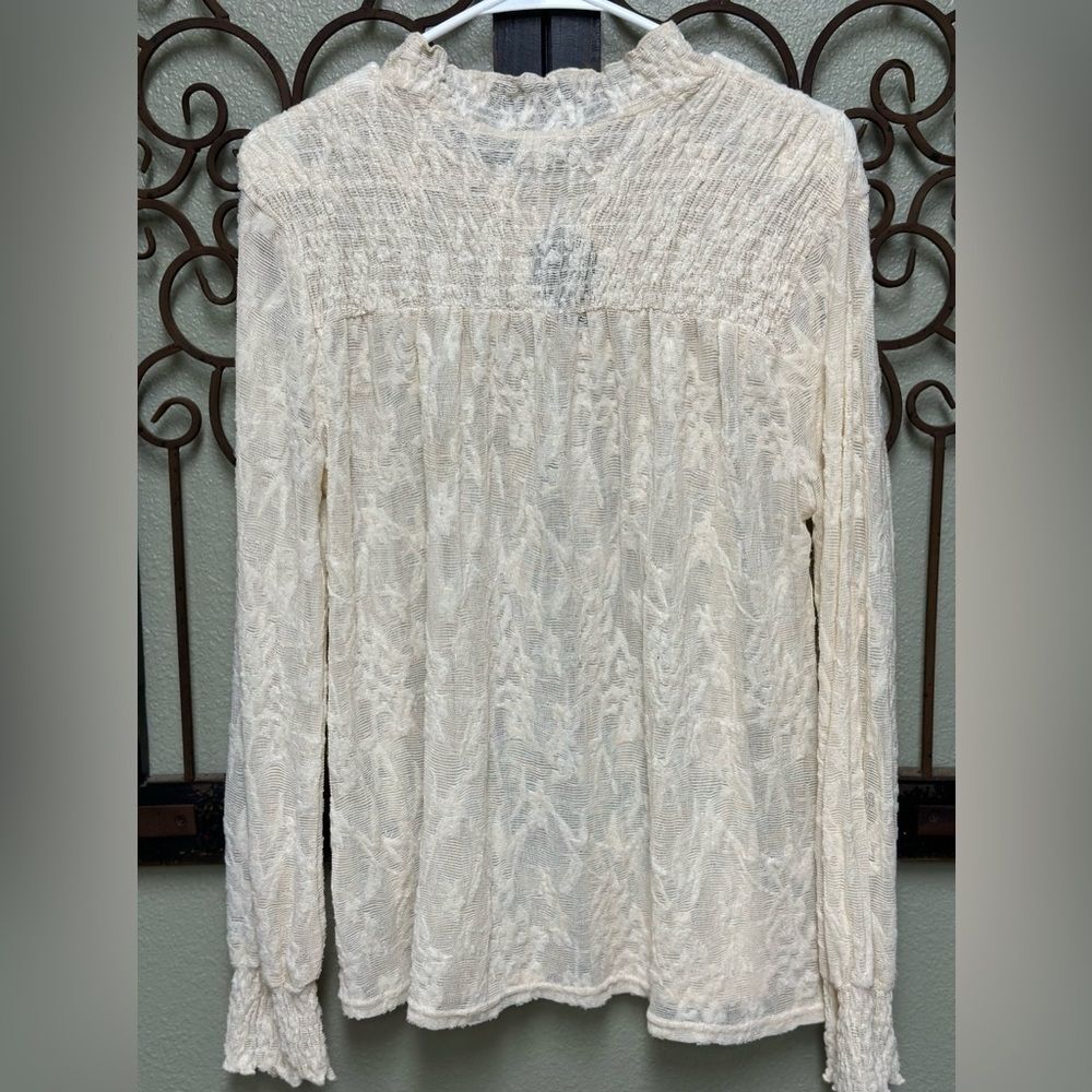 Gimmicks by BKE cream long sleeve all lace top
